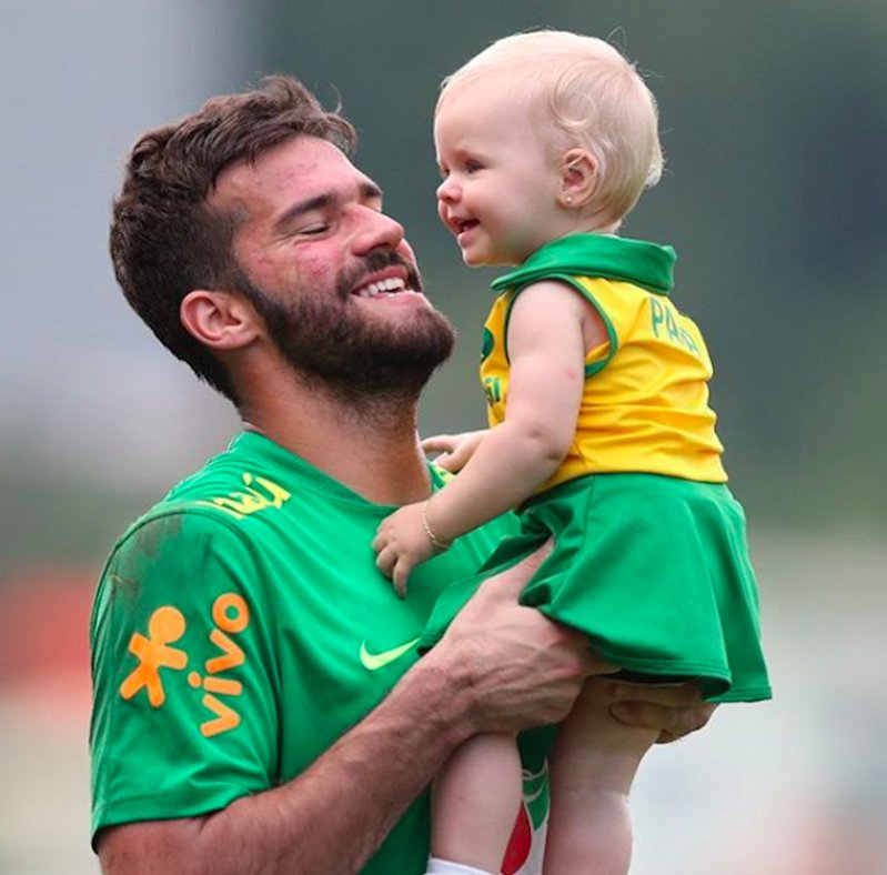 Alisson Becker med sitt barn.